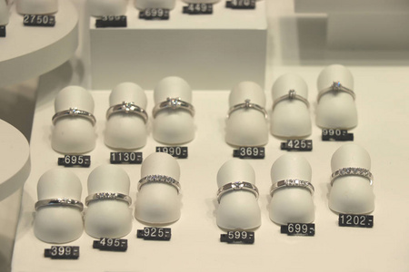 珠宝店展示的钻石订婚戒指图片