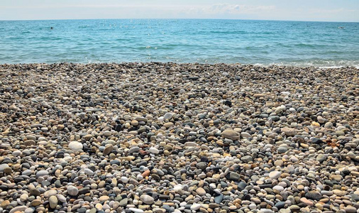 在阳光明媚的夏日，观看平静的黑海蓝天海滩和地平线。