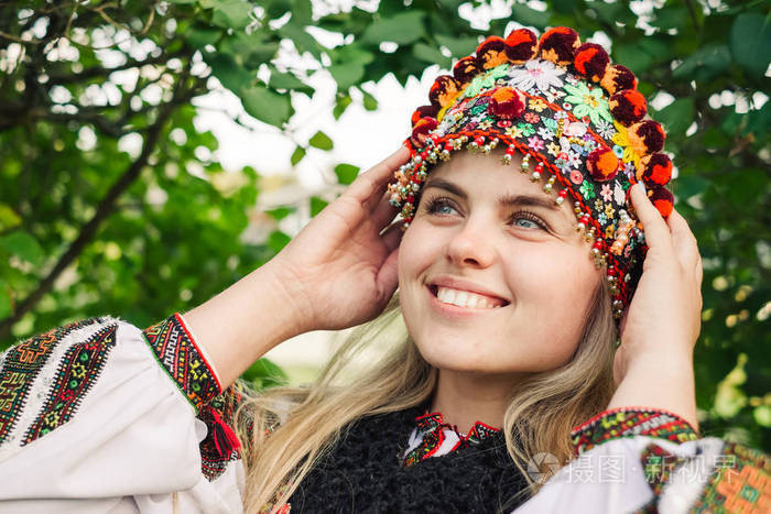 美丽的高加索女人穿着民族和传统的喀尔巴阡山乌克兰服装.