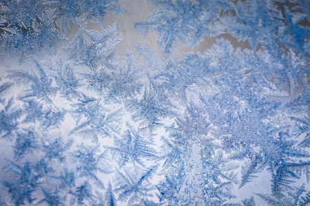 冰冻窗户上的冬天冰纹。 插入文本的纹理背景。 新年主题。 冬天。 冷。
