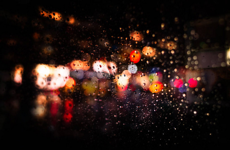 下雨的街道图片