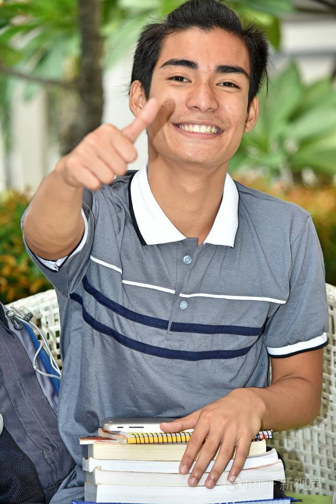 大学菲律宾男学生和幸福