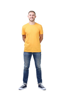 穿着黄色T恤和牛仔裤站在白色背景上微笑的年轻人的肖像