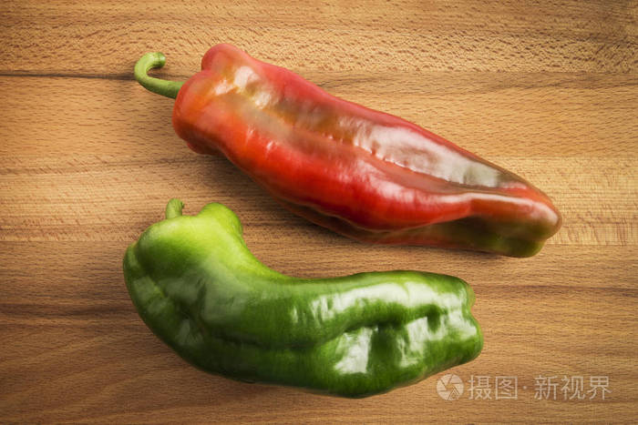 在木桌上放一个新鲜的青红椒