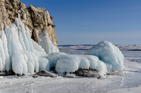 冰柱挂在岩石上.贝加尔湖是一个寒冷的冬天.神奇的地方照片