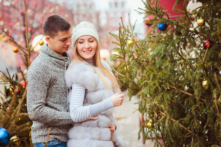 幸福的爱人享受圣诞节或新年假期户外城市街道装饰庆祝。