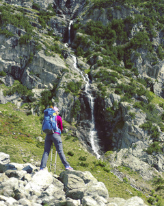 在加拿大山区旅行。远足是北美最受欢迎的娱乐活动。