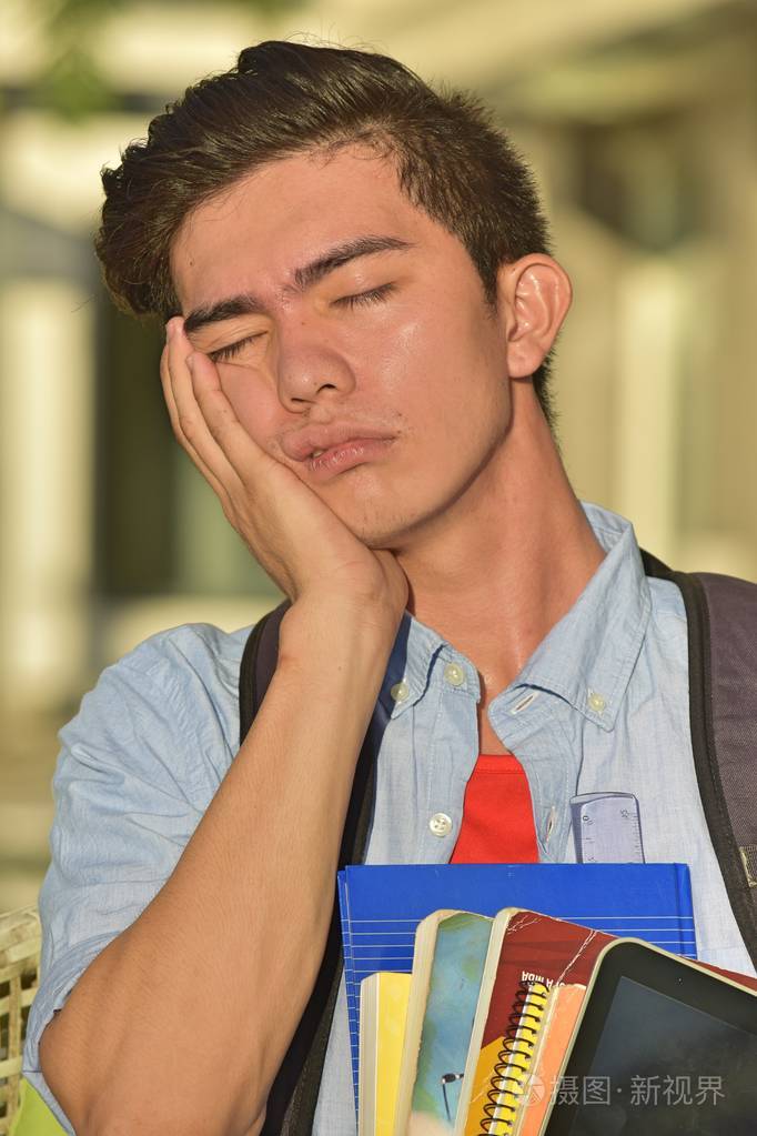 一个疲惫的男学生