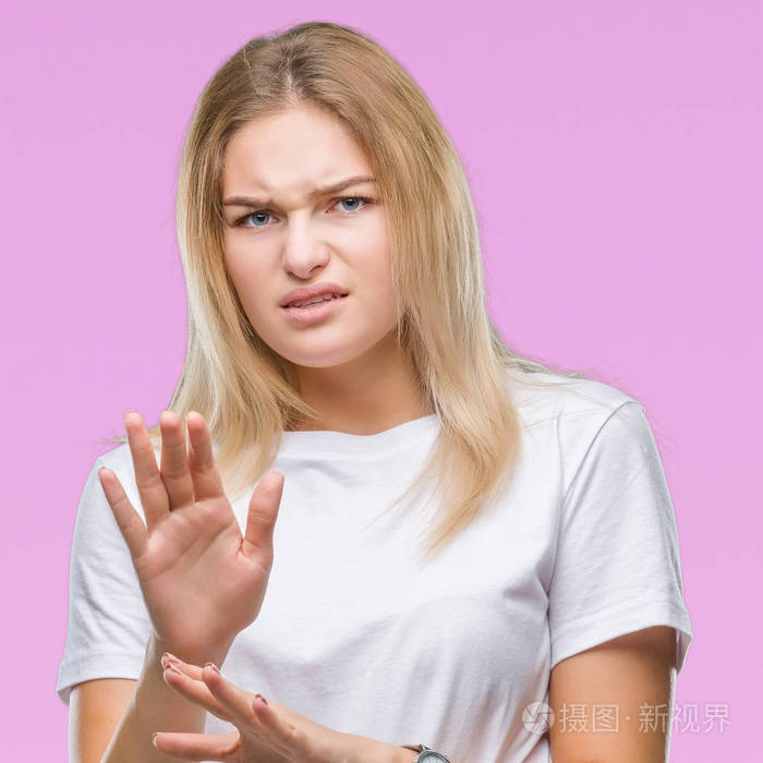 年轻的白种人妇女在孤立的背景下厌恶表情,不高兴和恐惧做厌恶面对
