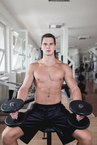 年轻有魅力的成年人在健身馆锻炼。 室内运动训练。