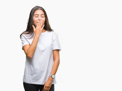 年轻美丽的阿拉伯女人在孤立的背景下无聊地打哈欠,疲惫地用手捂住嘴.