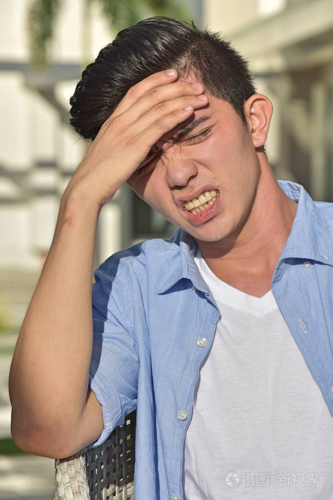 一个焦虑的成年男性