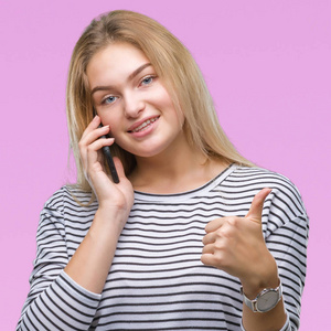 年轻的白种人女人在孤立的背景上显示智能手机屏幕，开心地大笑着做，好的，用手指签个名，好的。