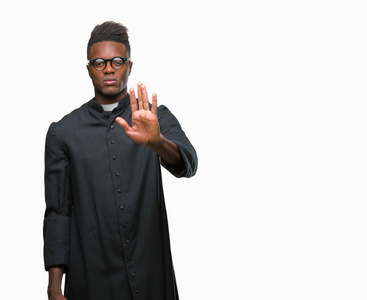 年轻的非裔美国牧师在孤立的背景下做停止用手掌唱歌。 警告表情，脸上有负面和严肃的手势。