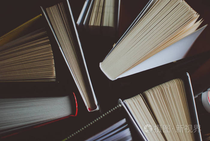 打开木桌上的书页面的特写知识教育学习与文学的抽象概念