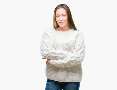 年轻美丽的白种人女人穿着冬天的毛衣，在孤立的背景下，快乐的脸，交叉着双臂，看着相机。 积极的人。