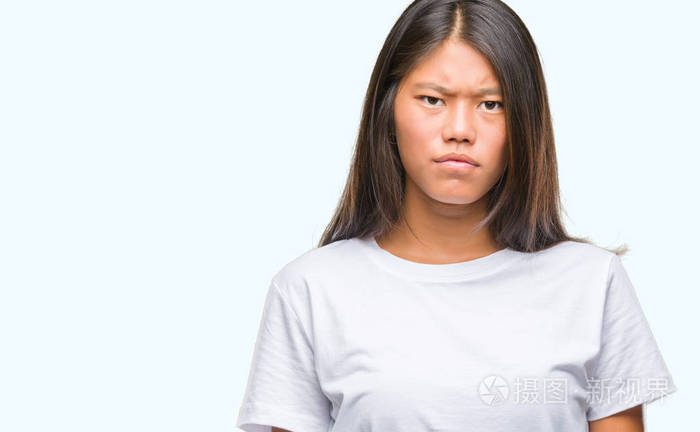 年轻的亚洲女人对孤立的背景持怀疑态度紧张的皱眉因为问题而心烦意乱