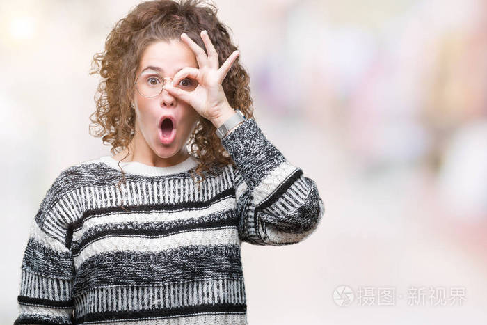 在孤立的背景上做着好的手势,惊讶的脸眼睛透过手指看着