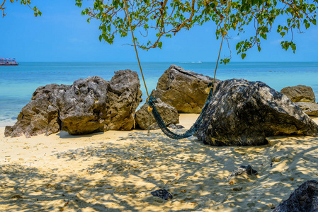 泰国海湾国家公园暹罗秋千悬挂在夏季海滩海面上的树上