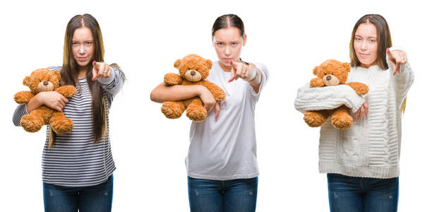 年轻女孩抱着泰迪熊在白色的孤立背景上拼贴，手指指向相机和你的手，从前面签署积极和自信的手势。