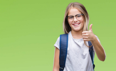 ok 手势的肖像变得难以辨认的年幼的男人起立和自行车向海岸和享受吧