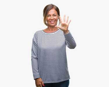 中年老年西班牙裔妇女，在孤立的背景下，用手指举着手指第五，同时微笑自信和快乐。