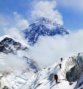 从卡拉帕塔和一群登山者前往珠穆朗玛峰的途中，可以看到珠穆朗玛峰的全景，Sagarmatha国家公园，昆布山谷尼泊尔喜马拉雅山