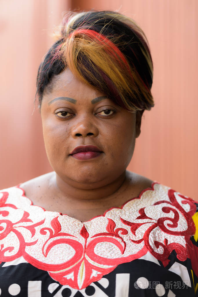 五颜六色的头发,从刚果 ou 的胖黑色非洲女人的脸