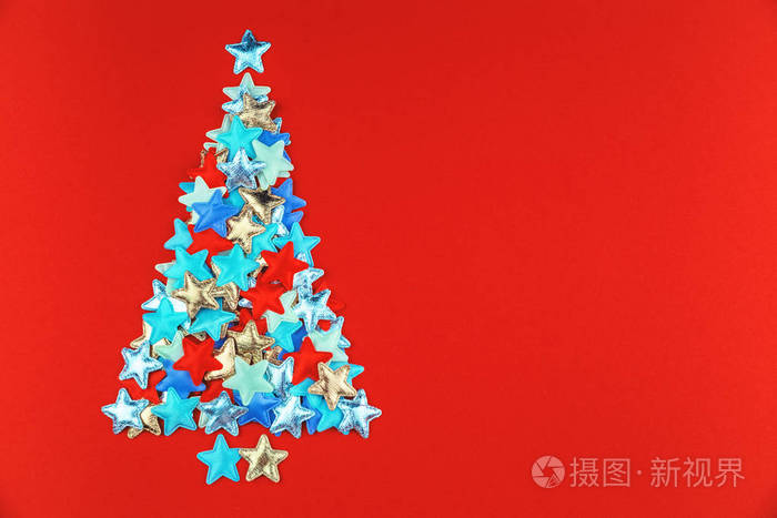 彩色小星星的圣诞树，明亮的红色背景，平躺式