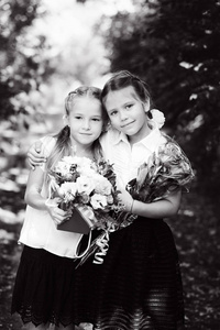 两个带着鲜花的快乐小女生