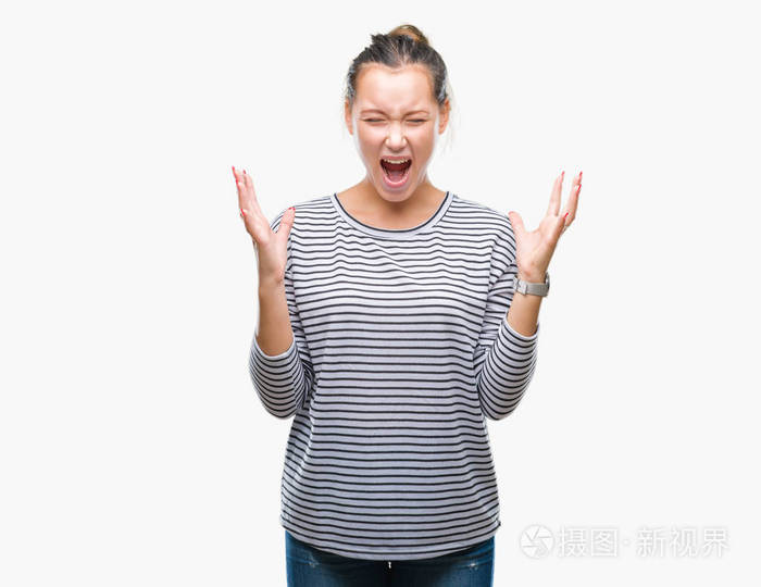 的背景下疯狂和疯狂地大喊大叫带着咄咄逼人的表情和手臂抬起挫折概念