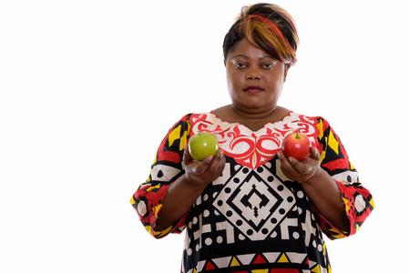 工作室拍摄的胖黑色非洲女人抱着青苹果和 r