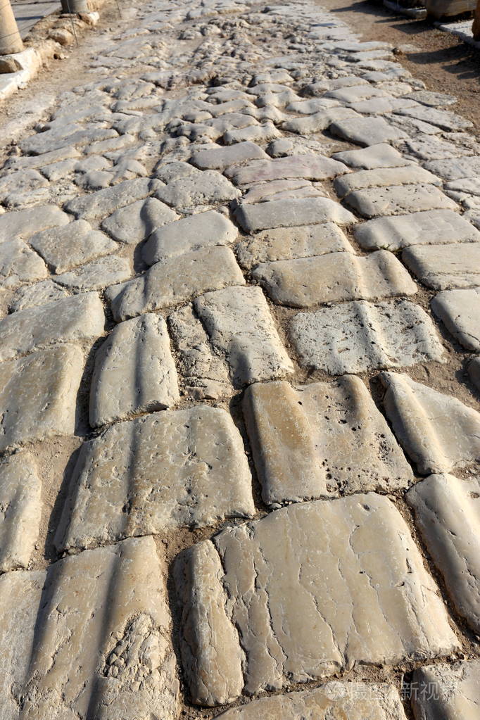 可见古代石路的痕迹