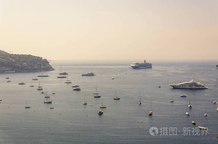 有船和海滩的维勒弗兰切湾全景