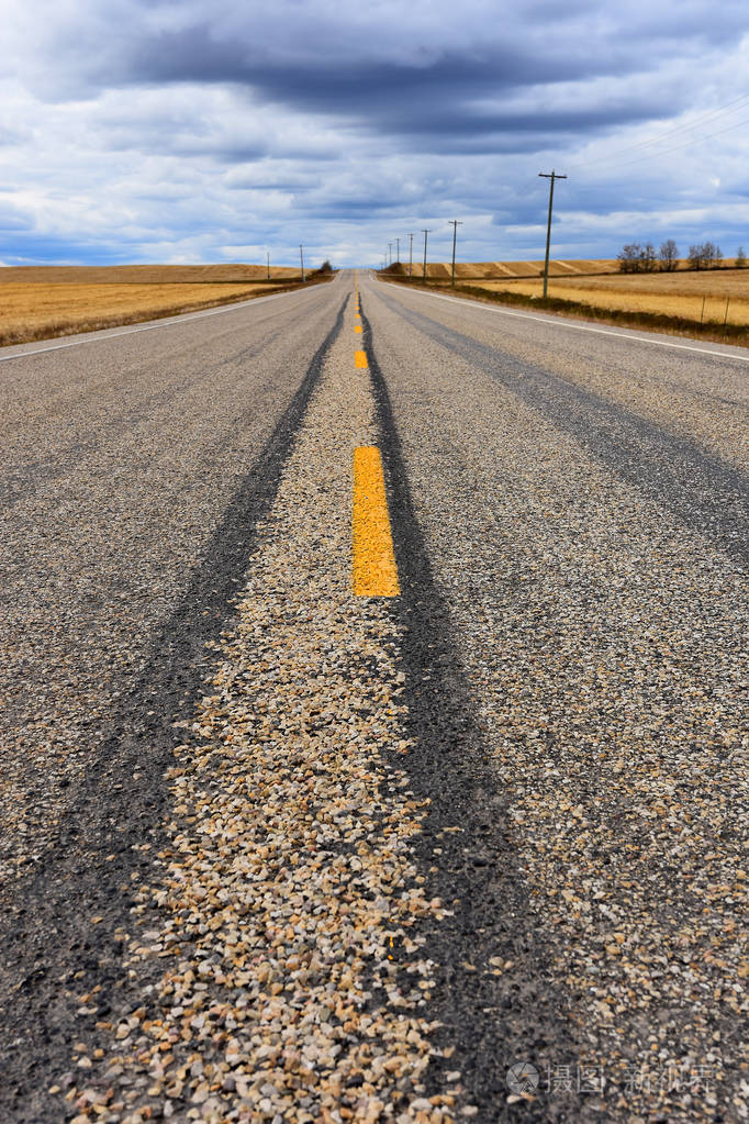 阴天一条废弃的单行道公路的图像