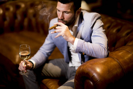 抽雪茄老板漫画图片