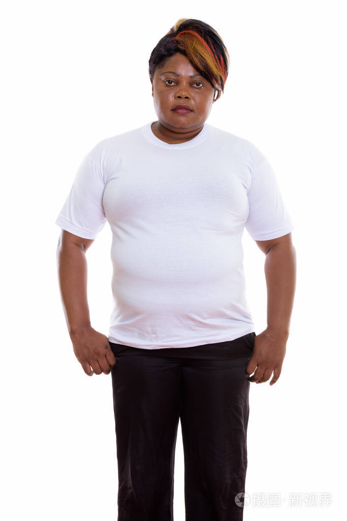 工作室拍摄的健身房胖黑色非洲女人站准备
