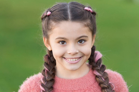 长头发的小孩子.漂亮女孩的秋季时装.快乐的童年.秋天依偎.随便漂亮.