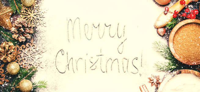 圣诞或新年构图，配料为烘焙节日饼干，金色雪花，圣诞球，松果，白色背景横幅，圣诞快乐灵感，顶部视图。