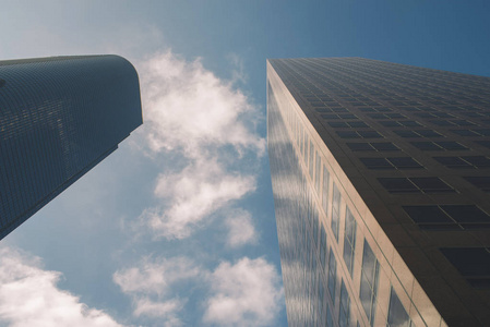 摩天大楼伸向蓝天和云彩