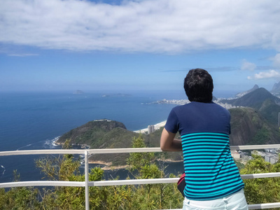 背景是一个有白色沙滩的城市. 旅行思维和放松概念.照片