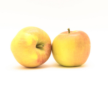 国光工作室拍摄了两个富士苹果孤立在白色背景上.