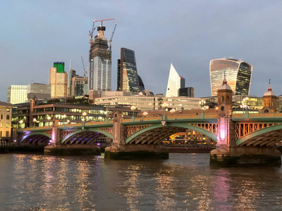 这是伦敦日落时的Southwark桥的照片