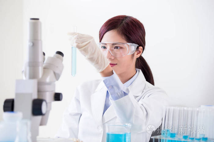 女科学家在实验室里拿试管