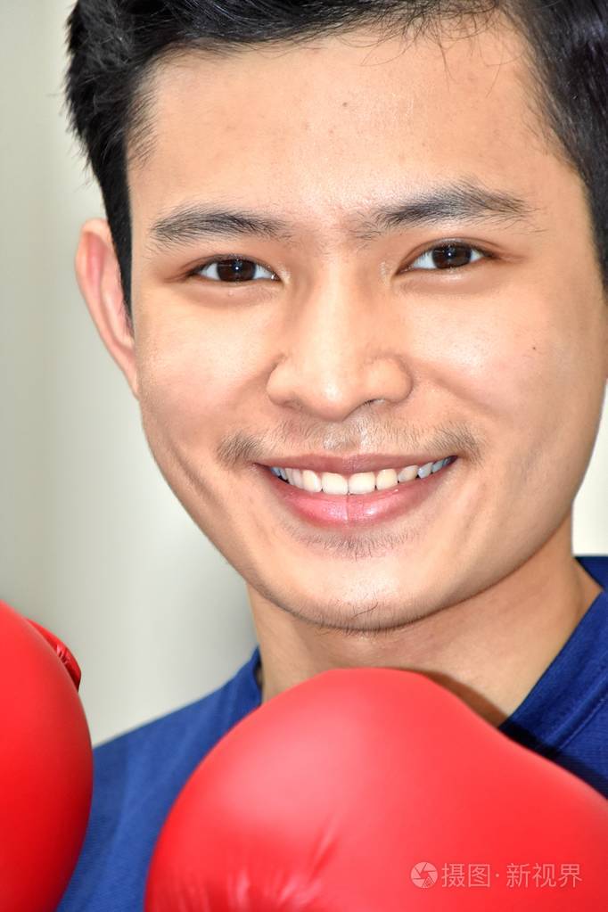 戴拳击手套的亚洲男拳击手