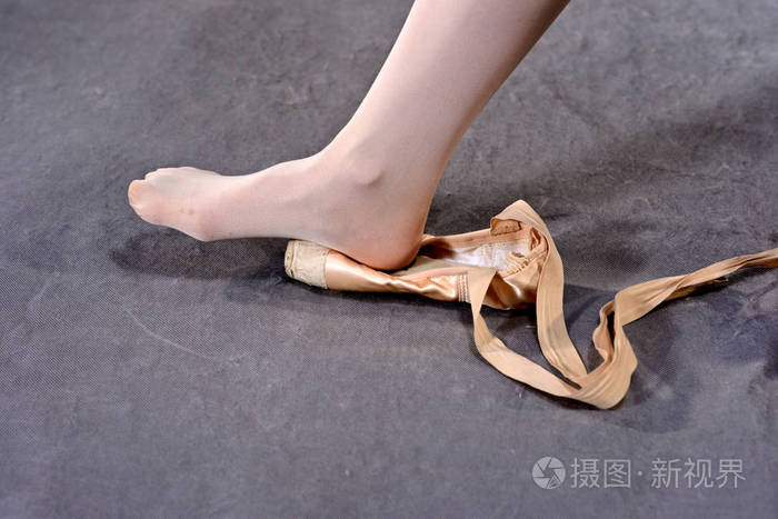 芭蕾舞女演员在进行平衡站立时为了更好地软化袜子按着袜子尖鞋的脚跟