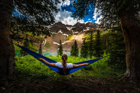 美国科罗拉多州里德格威下蓝湖附近的吊床上休息的女孩