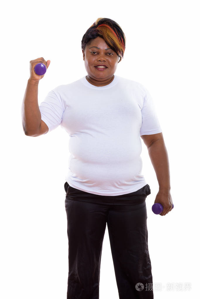 工作室拍摄的快乐胖黑色非洲女人微笑着站