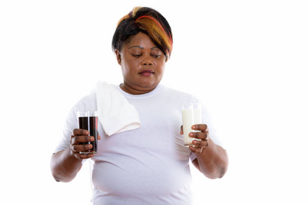 工作室拍摄的胖黑色非洲女人抱着苏打 dri 玻璃