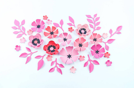 用纸做的粉红色和黑色的花和叶。 手工最喜欢的爱好。 白色背景。